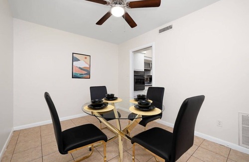 McAllen Apartment | King Size Bed Fast Wi-fi First Floor/Long Term