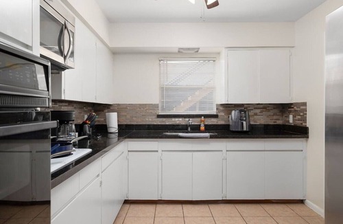 McAllen Apartment | King Size Bed Fast Wi-fi First Floor/Long Term