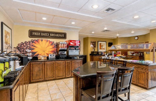 McAllen Condo | King Suite. Free Breakfast. Outdoor Pool & Hot Tub. Great for Business Travelers!