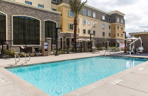 Corona Apartment | King Suite. Free Breakfast. Pool & Hot Tub. Gym. Near Amazon!
