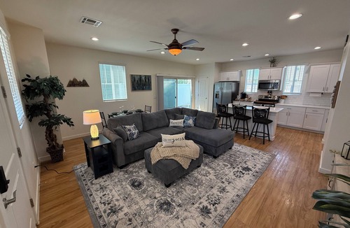 Encanto House | King Suite-Mins to Hosp: VA, PCH, Mayo. Close to everything: Sports, Restaurants