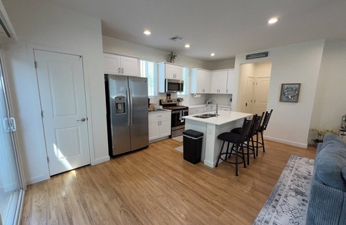 Encanto House | King Suite-Mins to Hosp: VA, PCH, Mayo. Close to everything: Sports, Restaurants