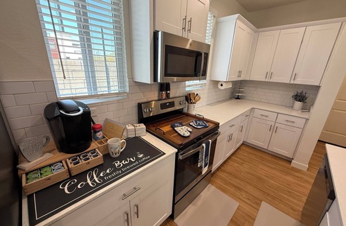 Encanto House | King Suite-Mins to Hosp: VA, PCH, Mayo. Close to everything: Sports, Restaurants