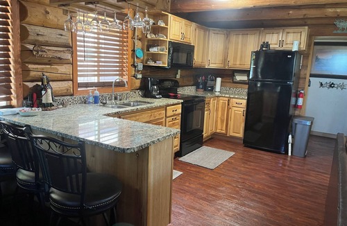 Noxon Cabin | Knute’s Kozy Kabin - rustic charm/log cabin & modern comfort—dog/family friendly
