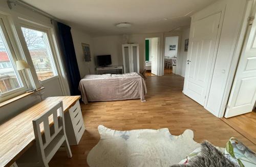 Alvsjo Apartment | Lägenhet 2 sovrum med vardagsrum och kök i villa med gemensam ingång