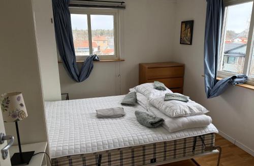 Alvsjo Apartment | Lägenhet 2 sovrum med vardagsrum och kök i villa med gemensam ingång