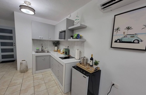 Mayaguez Pueblo Apartment | L & R Studio Cozy 1-bedroom apartment in Mayagüez; bathroom, kitchen, Wi-Fi, AC