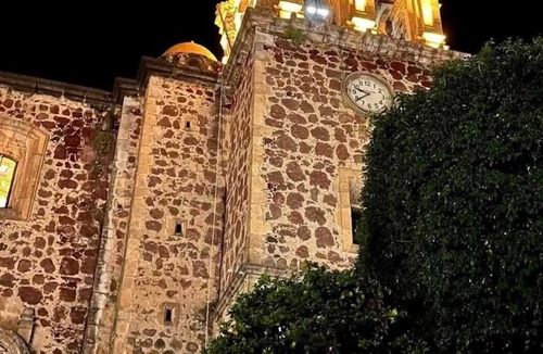 Tequila House | La Casa del Arbol, only 50 meters away from the municipal square, tourist tours and church.