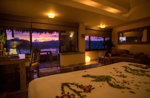 Zihuatanejo Hotel | La Casa Que Canta