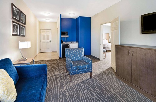 Mercedes Hotel | La Quinta Inn & Suites by Wyndham Mercedes Outlet Mall