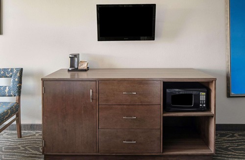 Mercedes Hotel | La Quinta Inn & Suites by Wyndham Mercedes Outlet Mall