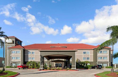 Monte Alto Hotel | La Quinta Inn & Suites by Wyndham Mercedes Outlet Mall