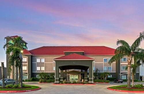 Monte Alto Hotel | La Quinta Inn & Suites by Wyndham Mercedes Outlet Mall