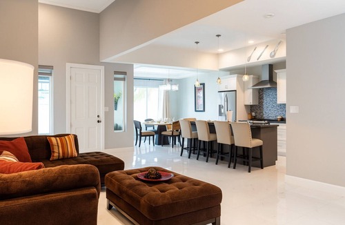 Pharr House | La Serenidad: w'2 King Beds.EV Port.300mbs wifi.Yard Space & Pet Friendly