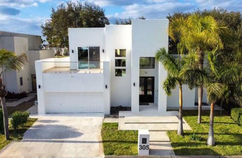 Mission House | Lake Home: Relax and Unwind in Mission Hidden Gem