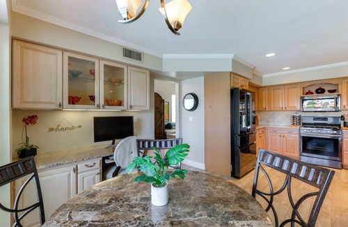 Lakewood House | Lakefront Living! Huge Phoenix Home w/Pool Table