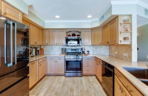 Lakewood House | Lakefront Living! Huge Phoenix Home w/Pool Table