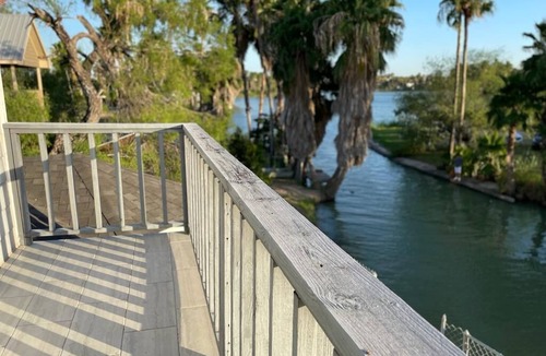 La Joya House | Lakehouse treasure
