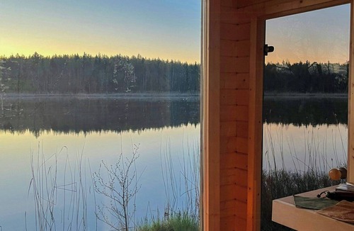 Sodersvik House | Lakeside cottage with pier and sauna in Spillersboda