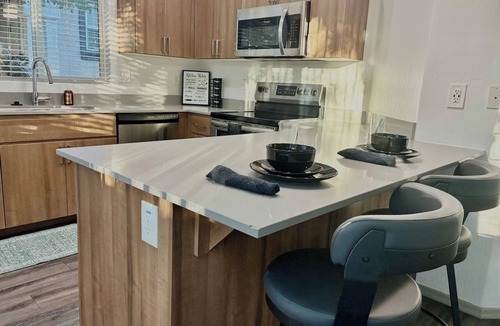 Phoenix Villa | Lakeside Villa Apt Dog Park WiFi Laundry