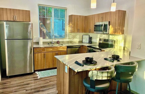 Phoenix Villa | Lakeside Villa Apt Dog Park WiFi Laundry