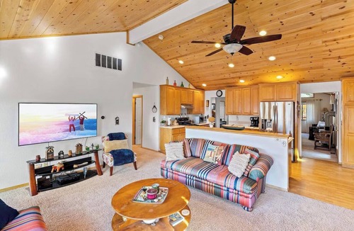 Boulder Bay House | Lakeview Retreat with Great Lake View patio, pet friendly, lots of space!