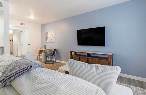 Glendale Apartment | Landing | Chic 1BD in Glendale