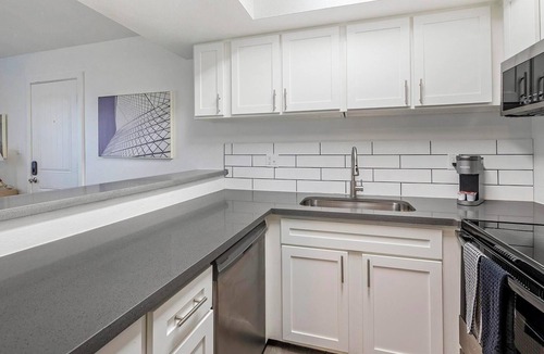 Glendale Apartment | Landing | Chic 1BD in Glendale