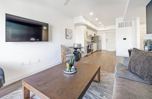 North Mountain Apartment | Landing | Chic 1BD, Pool, Gym