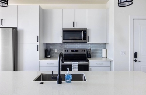Casa Grande Apartment | Landing | Modern 1BD, Gym, Pool