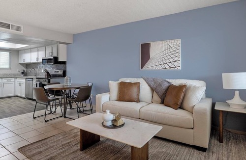 Glendale Apartment | Landing | Modern 2BD in Glendale