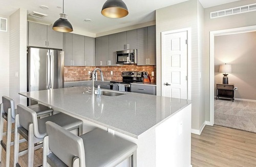 Warehouse District Apartment | Landing | Modern 2BD, Yoga Studio, Pool