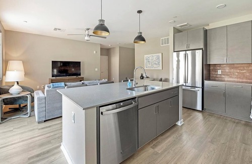 Warehouse District Apartment | Landing | Modern 2BD, Yoga Studio, Pool