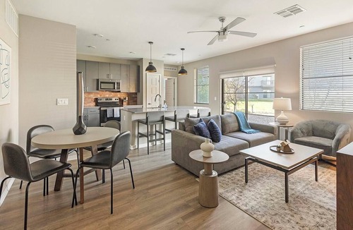 Warehouse District Apartment | Landing | Modern 2BD, Yoga Studio, Pool