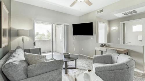 Cortaro Apartment | Landing - Modern Apartment with Amazing Amenities (ID7329X53)
