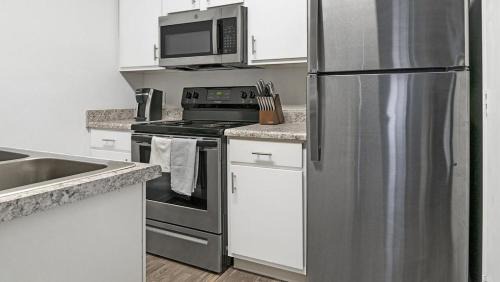 Tucson Apartment | Landing Modern Apartment with Amazing Amenities (ID1390X000)