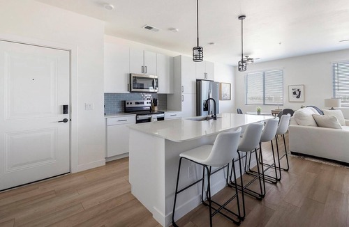 Casa Grande Apartment | Landing | Stunning 1BD, Gym, Pool