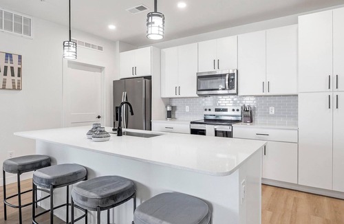 Casa Grande Apartment | Landing | Stylish 2BD, Pool, Clubhouse