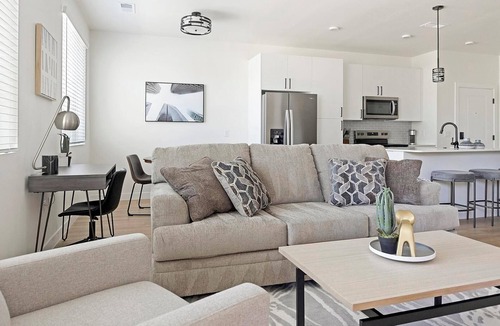 Casa Grande Apartment | Landing | Stylish 2BD, Clubhouse, Pool