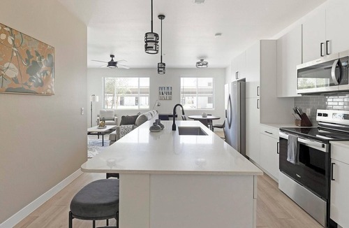 Casa Grande Apartment | Landing | Stylish 2BD, Clubhouse, Pool