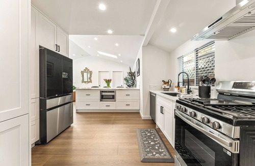 Hollywood Hills West House | Laurel Canyon Modern 2BR-2BA Cottage-Monthly Stay, Remote Work, Hollywood Hills