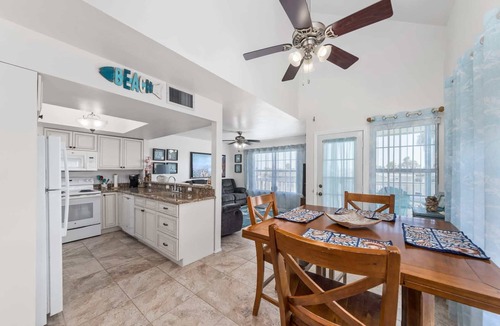 Port Isabel Cottage | Lazy Days Sea Cottage - Waterfront, Pools, Golf