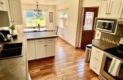 North Shore Cabin | Lester River Retreat - 8 miles to Downtown Duluth