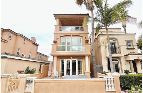 Huntington Beach House | Life’s a beach…house with gorgeous ocean&pier views. A few steps to the waves.,.