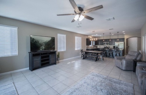 Watson Estates House | Like New Home Private pool ,New furnishings, 20 mins to State Farm stadium