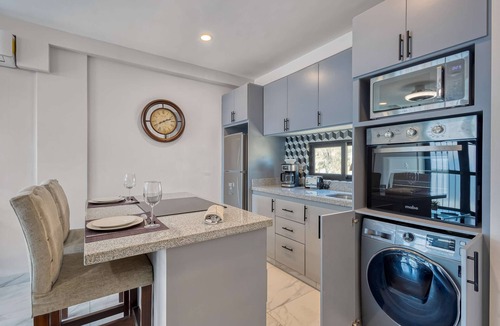 Downtown Cabo San Lucas Apartment | Loft close to the ocean with rooftop infinity pool, balcony & gym - dog-friendly