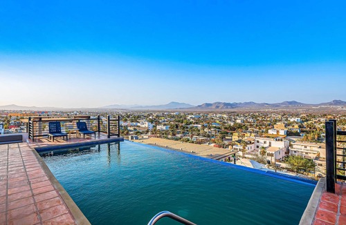 Downtown Cabo San Lucas Apartment | Loft close to the ocean with rooftop infinity pool, balcony & gym - dog-friendly