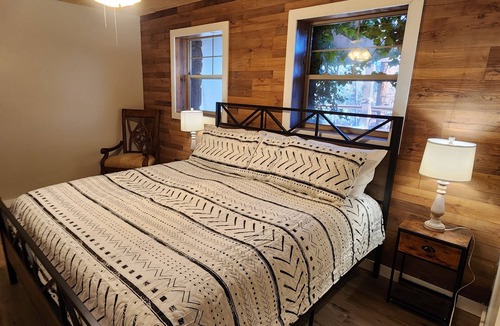 Whispering Pines Cabin | Lone Star Lodge in Whispering Pines w/Mountain View - Epic Pickleball Fun!