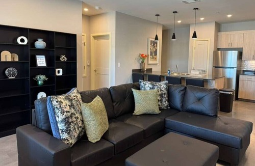 Mission Apartment | Lovely 2-bedroom apartment off the Express Way