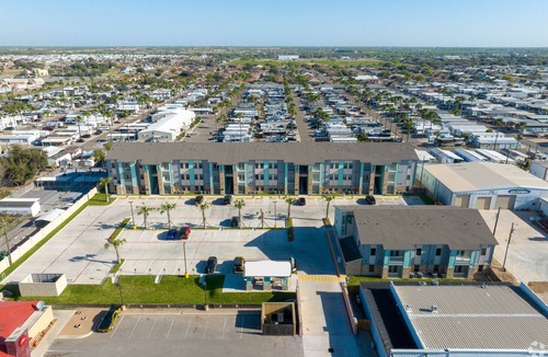 Mission Apartment | Lovely 2-bedroom apartment off the Express Way